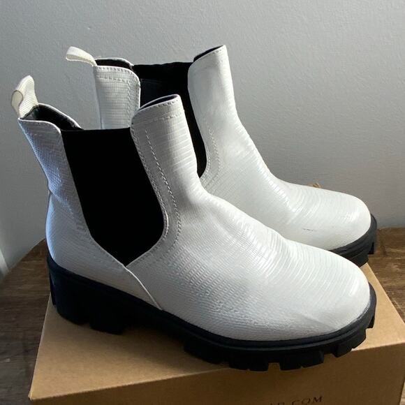 TRUE CRAFT Lug Boots‎ 6.5 White Lizard Snake Print Booties - Picture 1 of 8